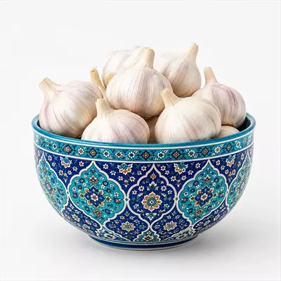 عکس سیر داخل ظرف با نقش و نگار ایرانی برای سفره هفت سین