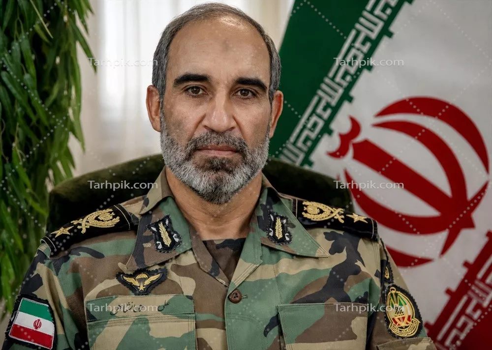 عکس سرتیپ علی جهانشاهی با پس زمینه پرچم ایران