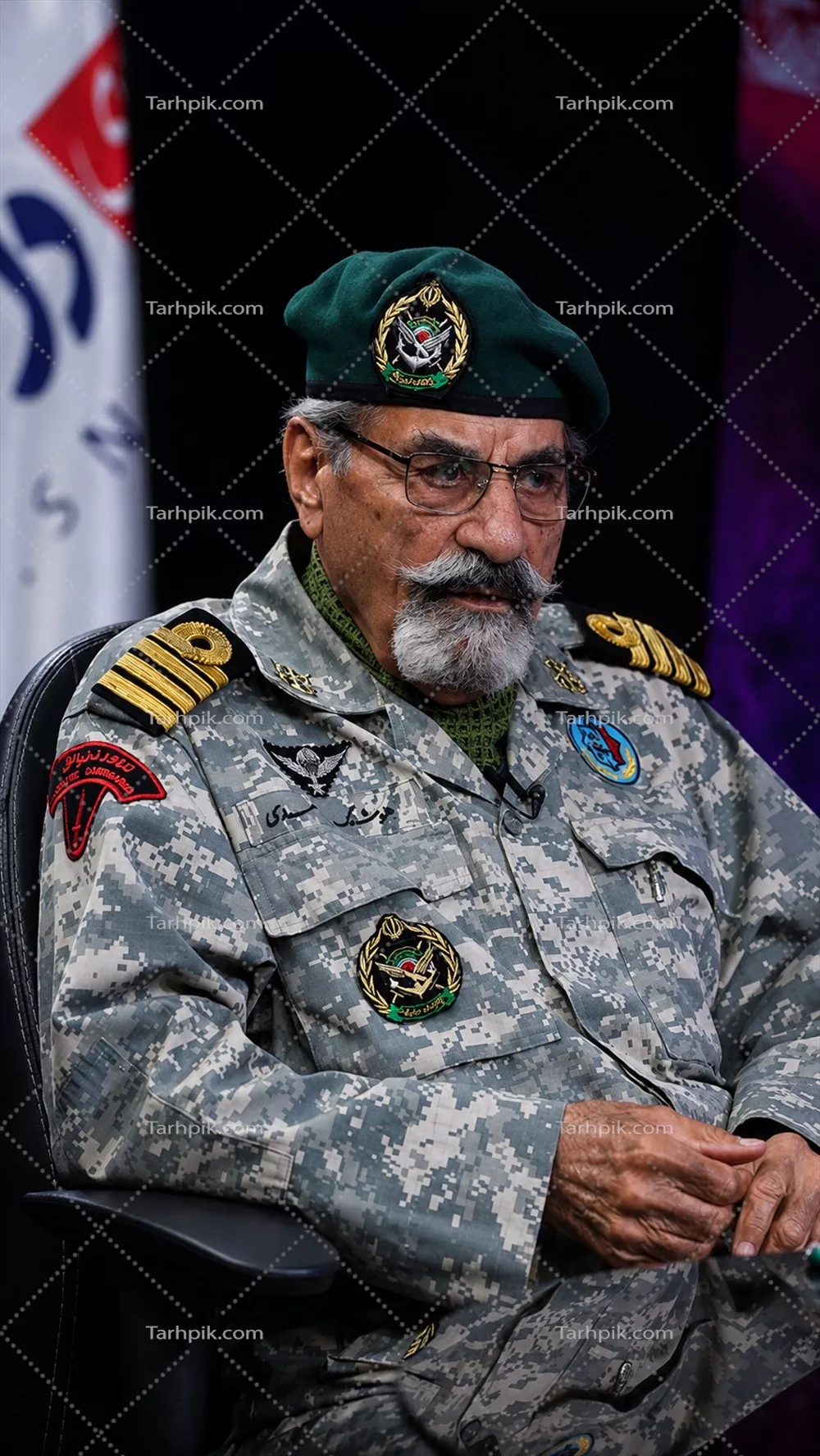 عکس ناخدا هوشنگ صمدی روی صندلی و در حال استراحت