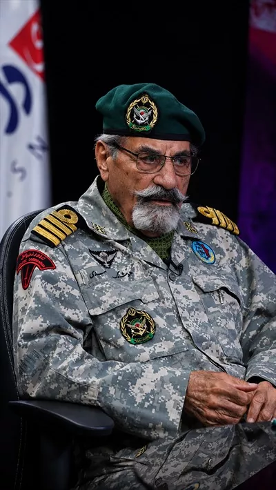عکس ناخدا هوشنگ صمدی روی صندلی و در حال استراحت