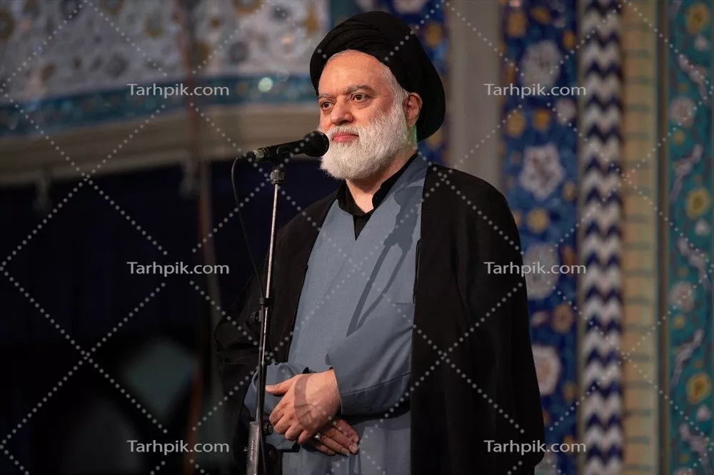 عکس آیتالله سید مصطفی خامنهای در مراسم تشییع پدرش