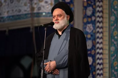 عکس آیتالله سید مصطفی خامنهای در مراسم تشییع پدرش
