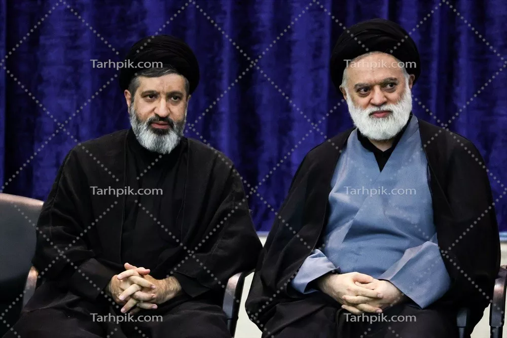 عکس میثم و مصطفی خامنهای در مراسم پدرشان