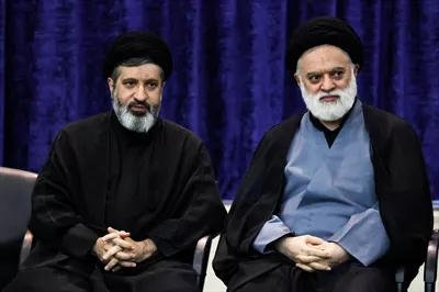 عکس میثم و مصطفی خامنهای در مراسم پدرشان