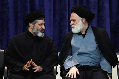 عکس با کیفیت مصطفی و میثم خامنهای در مراسم پدرشان