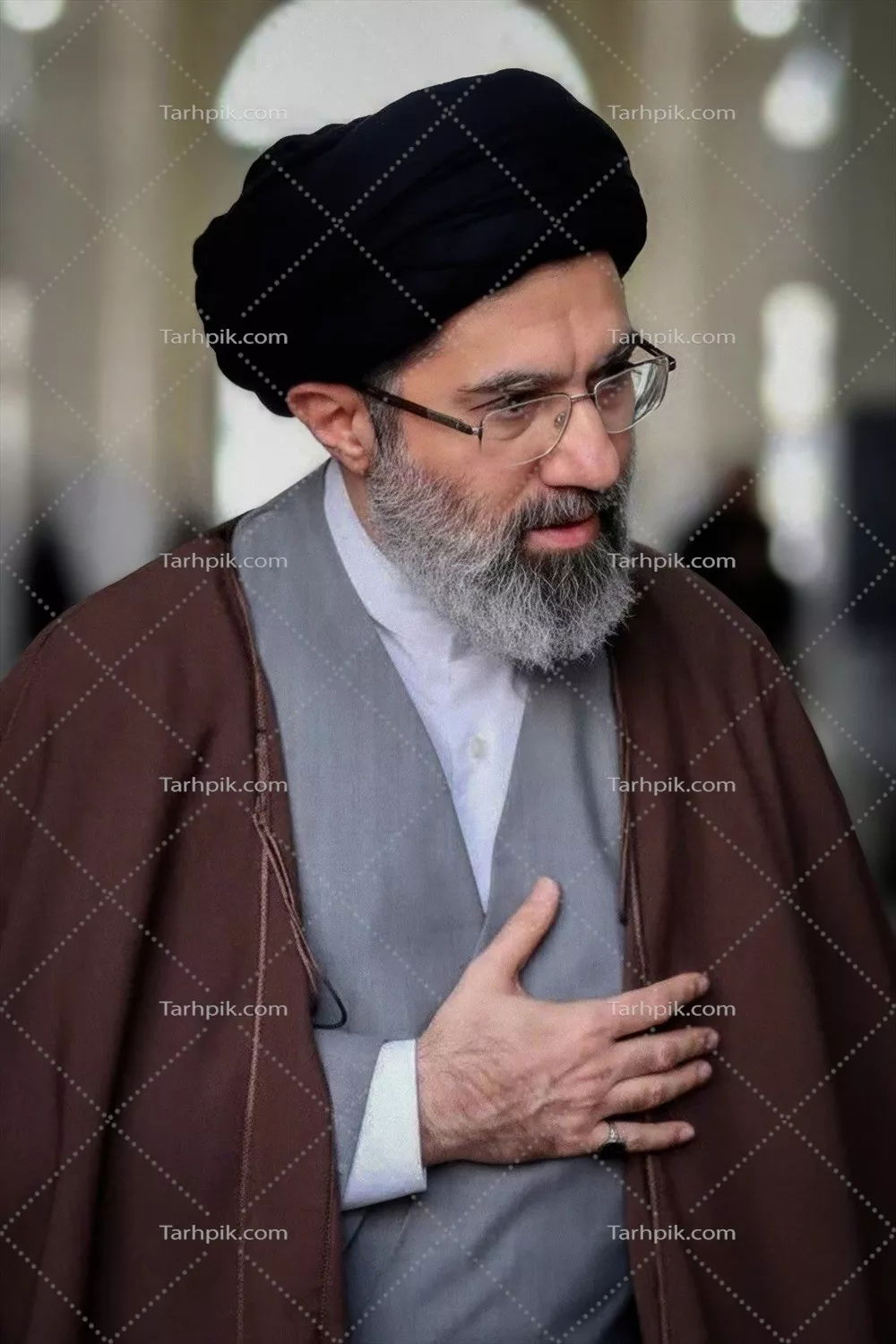 عکس حضور ساده و متواضع مجتبی خامنهای در محافل عمومی و رسانهای