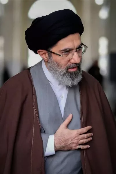 عکس حضور ساده و متواضع مجتبی خامنه‌ای در محافل عمومی و رسانه‌ای