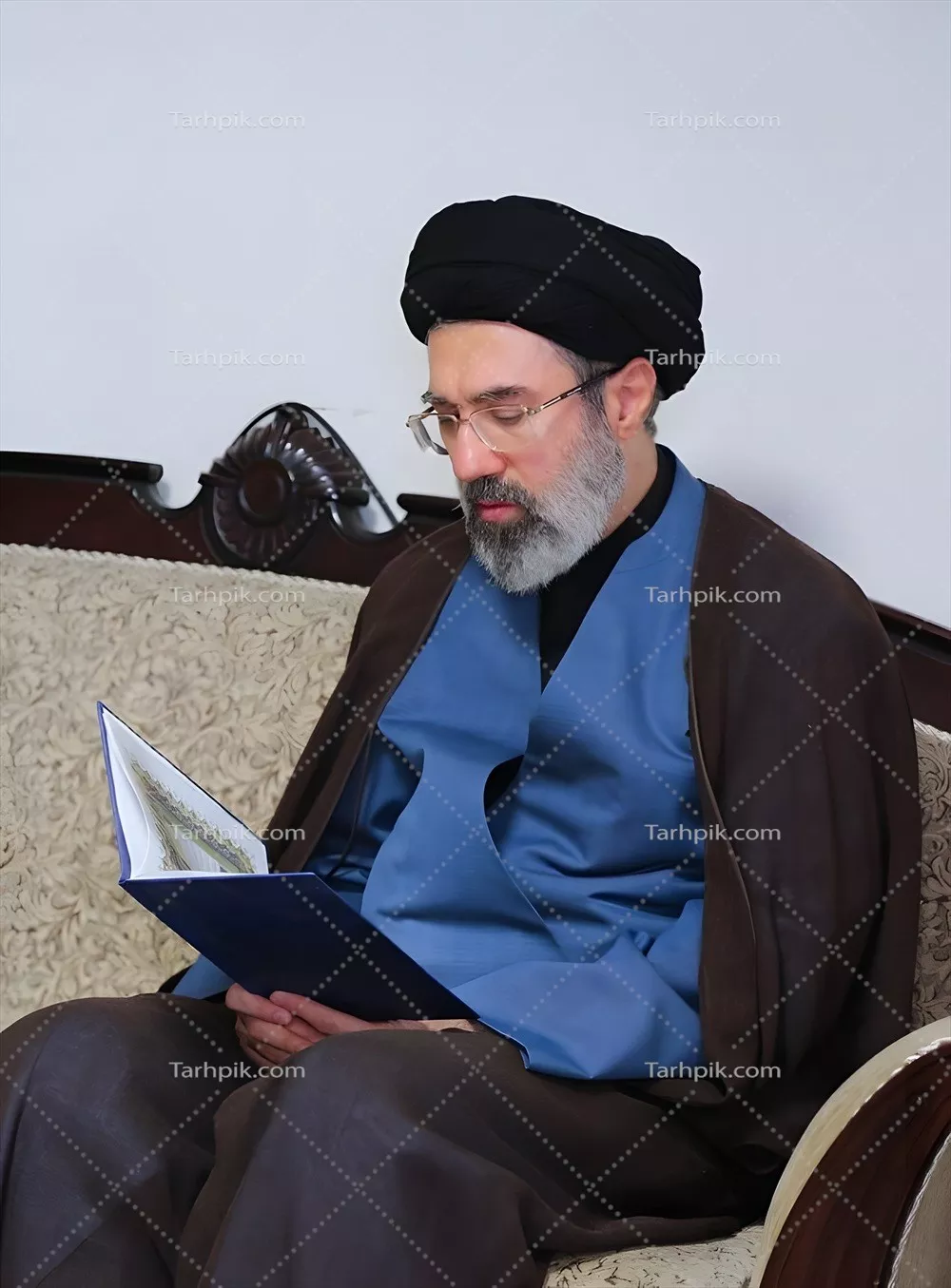 عکس خواندن قرآن مجید توسط مجتبی خامنهای