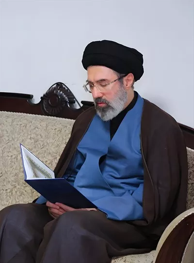 عکس خواندن قرآن مجید توسط مجتبی خامنه‌ای