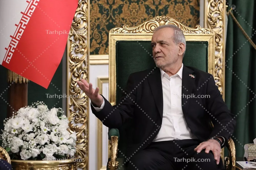 عکس دکتر مسعود پزشکیان در حال نشسته بر روی صندلی