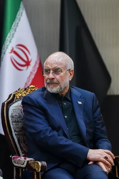 عکس محمد باقر قالیباف در کنار پرچم ایران: نمادی از رهبری و وحدت ملی