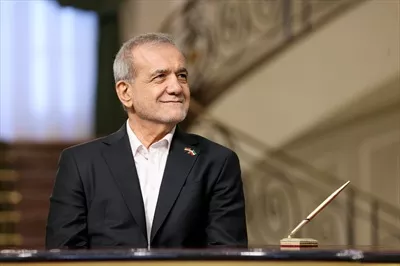 عکس تصویر مسعود پزشکان در حال لبخند زدن و شادی پخش کردن