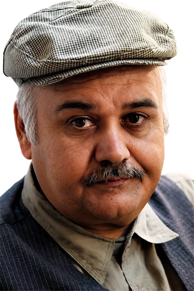 عکس دوربری اکبر عبدی با پسزمینه شفاف و کلاه بر سر - نمای نزدیک