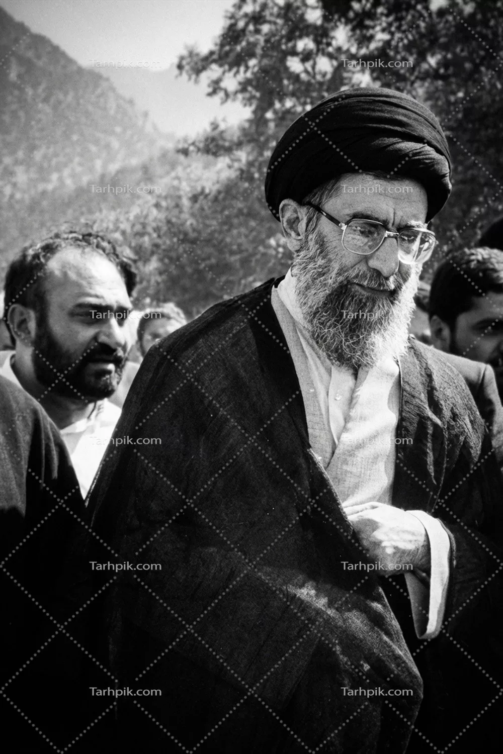 عکس تصویر تاریخی از امام خامنهای: نگاهی به دوران گذشته و رهبری ایشان