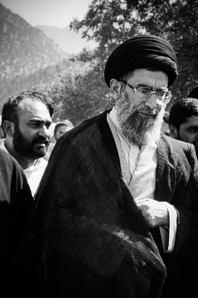 عکس تصویر تاریخی از امام خامنهای: نگاهی به دوران گذشته و رهبری ایشان