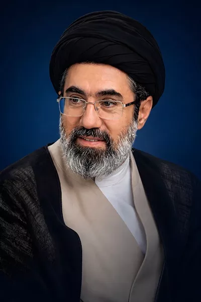 عکس آیت الله سید مجتبی خامنهای بر روی پسزمینه آبی