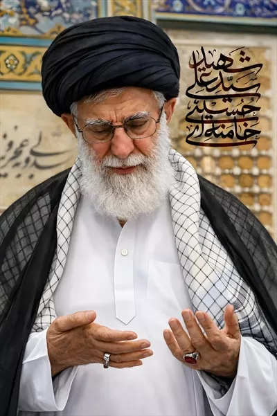 عکس پوستر سید علی خامنهای در حال دعا به همراه لحظات معنوی و روحانی