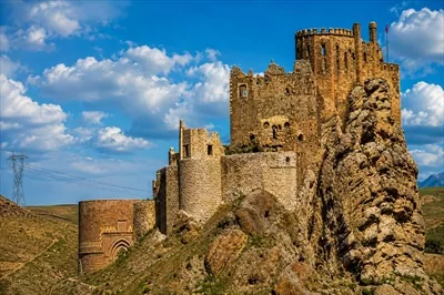 عکس قلعه الموت در استان قزوین: نماد تاریخ و معماری ایرانی