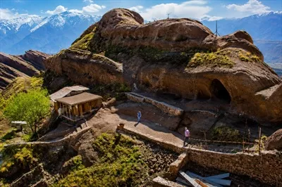 عکس نمای زیبای قلعه الموت با مناظر تماشایی و خیرهکننده