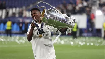 عکس پس زمینه با کیفیت بالا از وینی جونیور با کاپ UCL