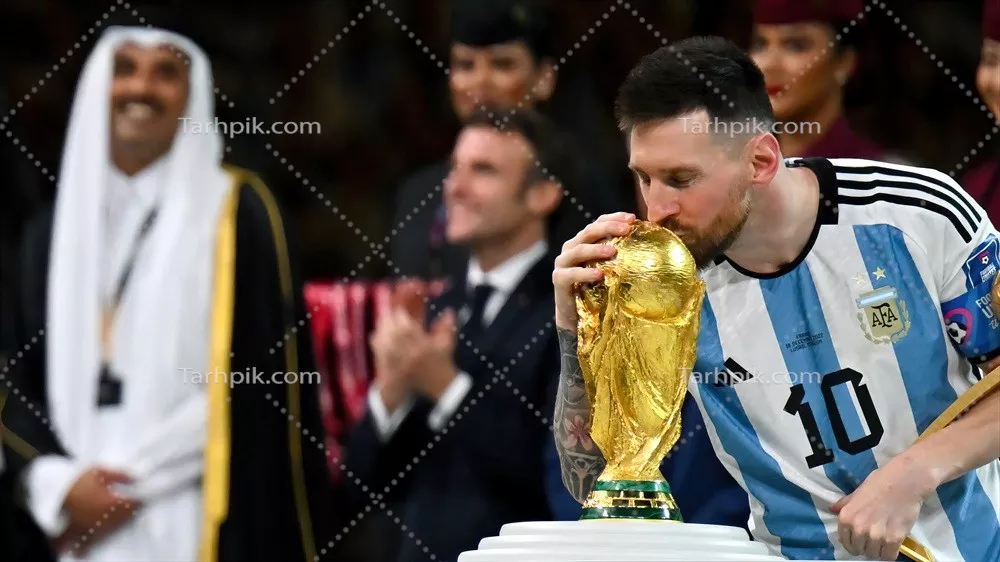 عکس والپیپر جشن قهرمانی مسی با جام جهانی فیفا 2022 و بوسه بر روی آن