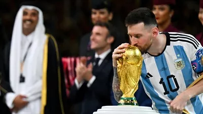 عکس والپیپر جشن قهرمانی مسی با جام جهانی فیفا 2022 و بوسه بر روی آن