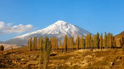 عکس دماوند برفی و آسمانی آبی: نمایی صحنه‌ای خیره‌کننده از طبیعت ایران