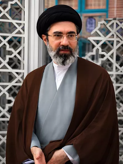 عکس آیت‌الله سید مجتبی خامنه‌ای: رهبری با کیفیت بالا در عرصه‌های دینی و سیاسی