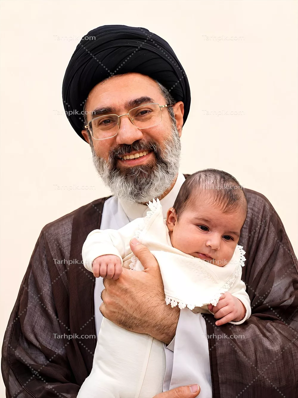 عکس تصویر جدید آیت الله مجتبی خامنه ای و تاثیر آن بر جامعه