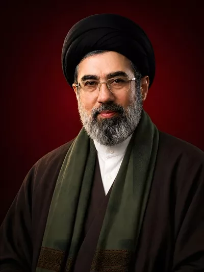 عکس پرتره آیت الله مجتبی خامنه ای با شال سبز در مراسم مذهبی