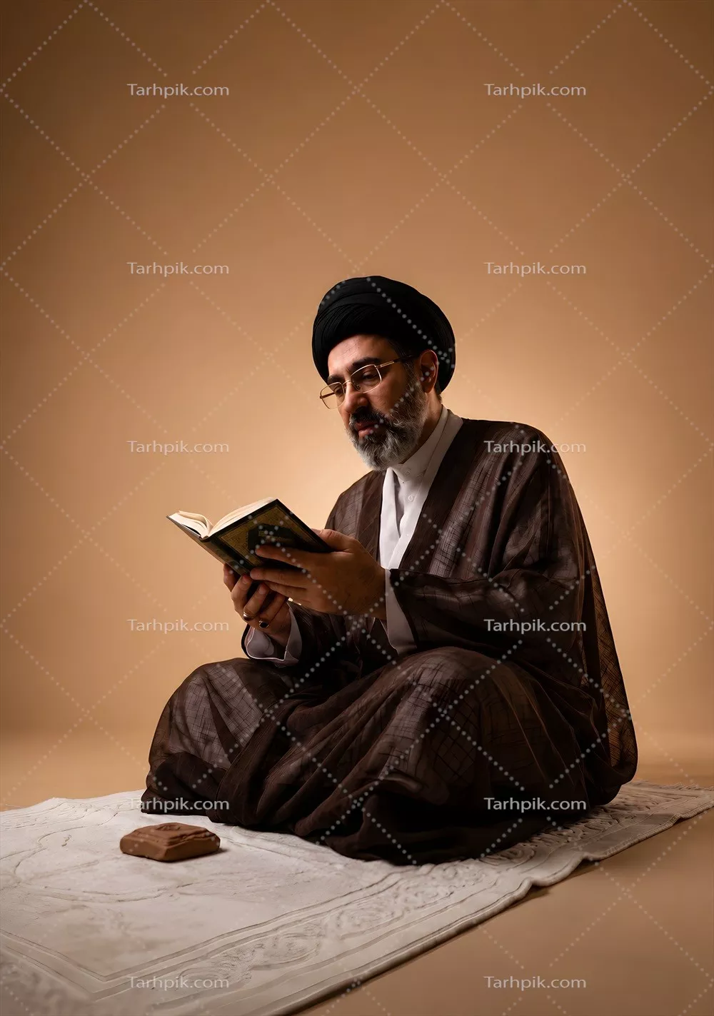 عکس دعا و عبادت آیت‌الله مجتبی خامنه‌ای: روحانی بزرگ و رهبر ایران