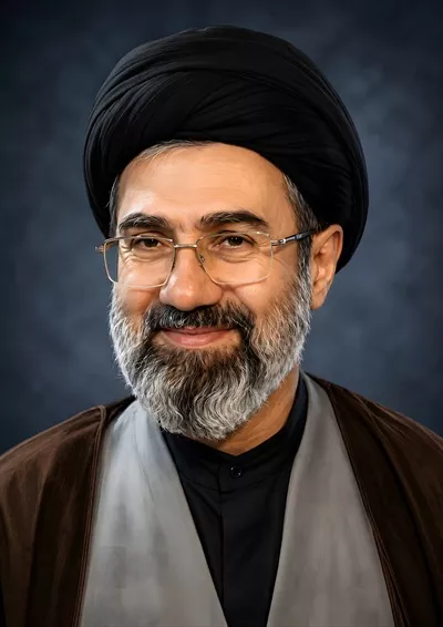 عکس آیت‌الله سید مجتبی خامنه‌ای در حین لبخند زدن در محیطی دوستانه