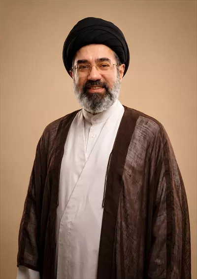 عکس ایستاده آیت الله سید مجتبی خامنه‌ای
