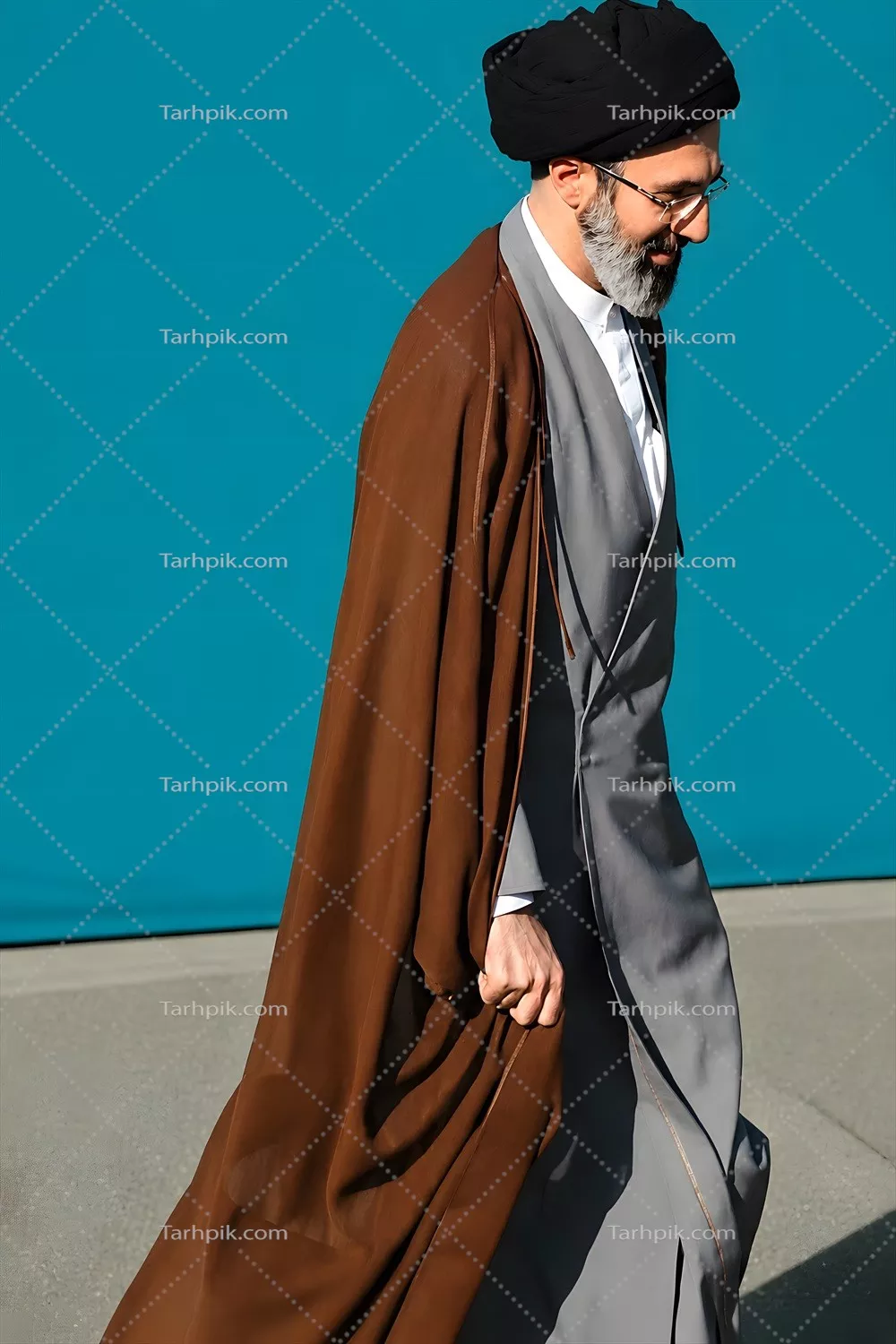 عکس سید مجتبی خامنه‌ای در حال راه رفتن