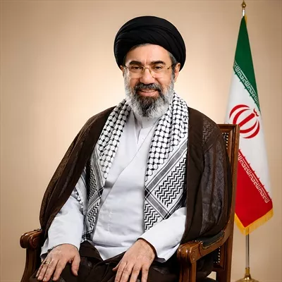 عکس سید مجتبی خامنه ای در کنار پرچم ایران: نماد وحدت و رهبری