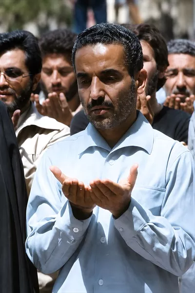 عکس شهید محمد علی رجایی در حال نماز خواندن و عبادت