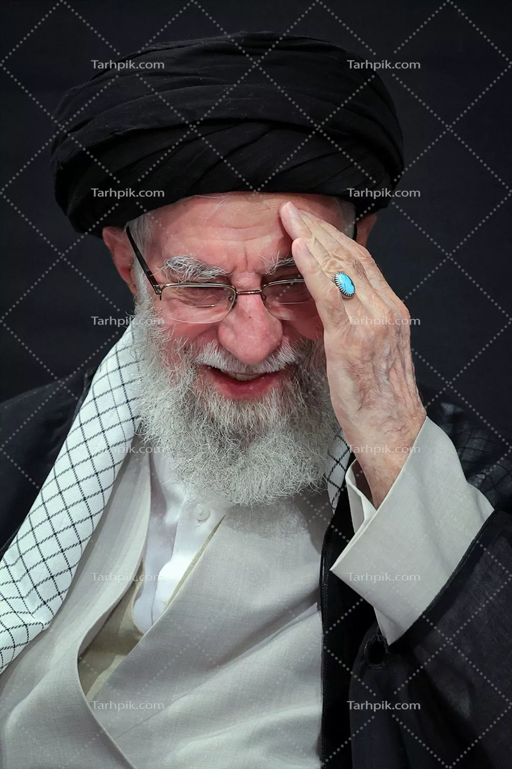 عکس با کیفیت شهید خامنه ای خندان و در حال سلام کردن