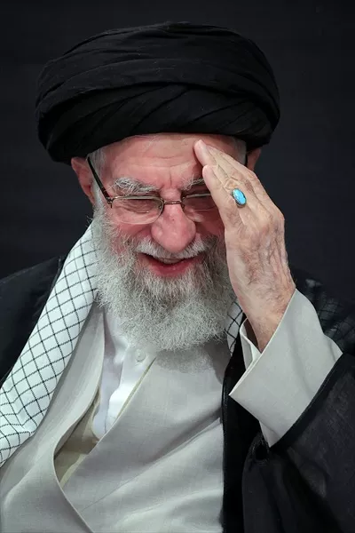 عکس با کیفیت شهید خامنه ای خندان و در حال سلام کردن