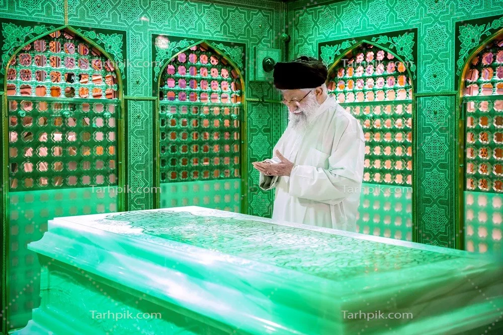 عکس حضرت امام خامنه ای در حرم امام رضا با نورپردازی زیبا