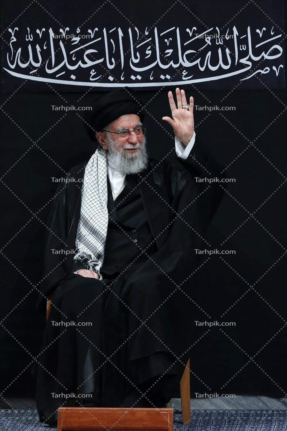 عکس حضرت امام خامنه ای در مراسم عزاداری امام حسین با احساس عمیق