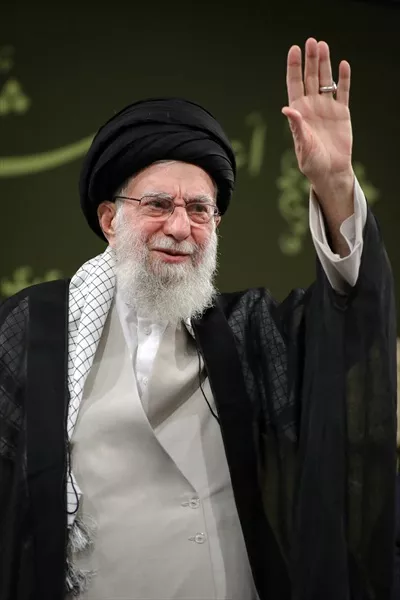 عکس رهبر شهید در حال سلام کردن با لبخند و محبت