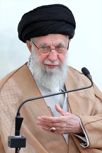عکس رهبر شهید سید علی خامنه ای در حال سخنرانی با انرژی و قدرت