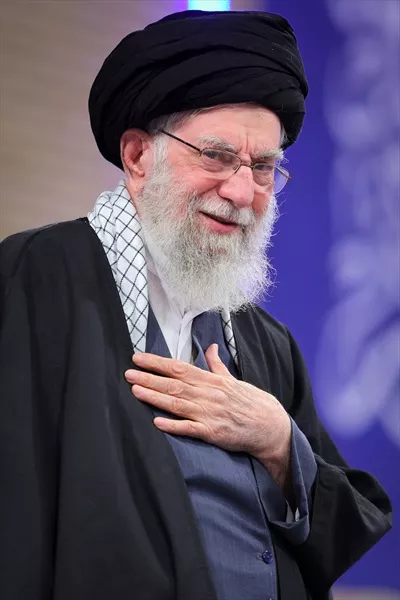 عکس شهید سید علی خامنه ای در حال احترام به مردم با محبت و عشق