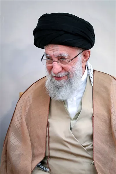 عکس چهره خندان آیت الله خامنه ای با لبخند دلنشین و نورانی