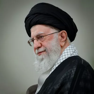 عکس چهره نورانی رهبر شهید با نگاه الهی و پر از محبت