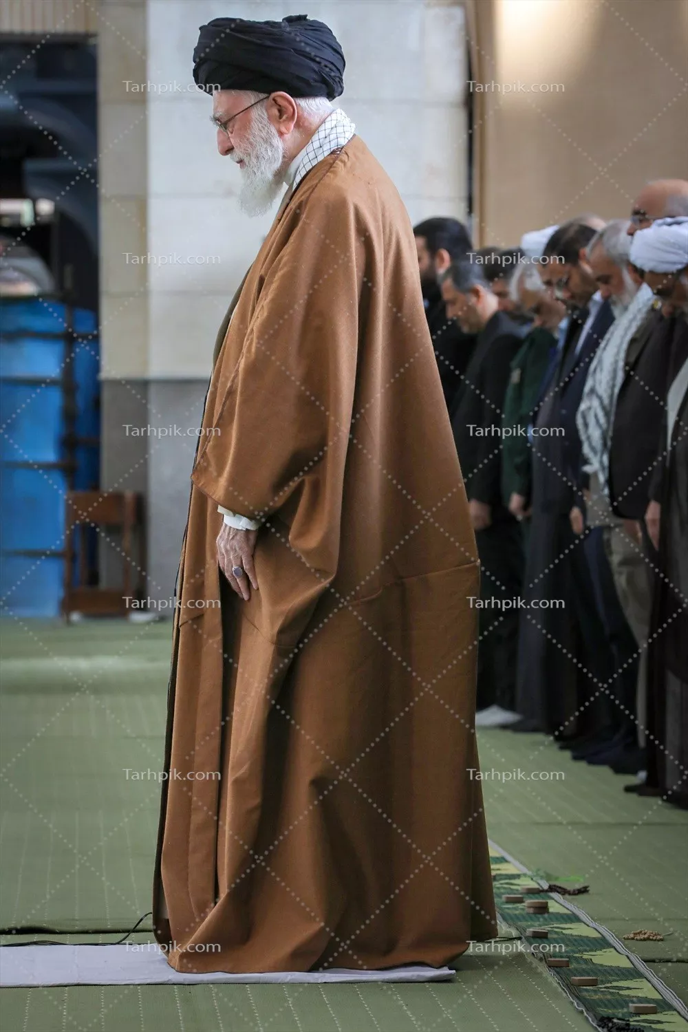 عکس پوستر امامت نماز سید علی خامنه ای با طراحی زیبا و الهام بخش
