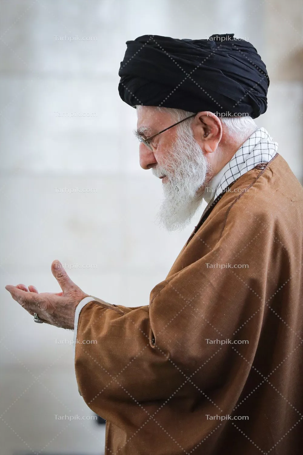 عکس پوستر رهبر شهید در حال نماز خواندن با طراحی خاص و معنوی