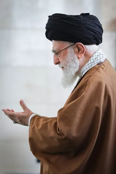 عکس پوستر رهبر شهید در حال نماز خواندن با طراحی خاص و معنوی