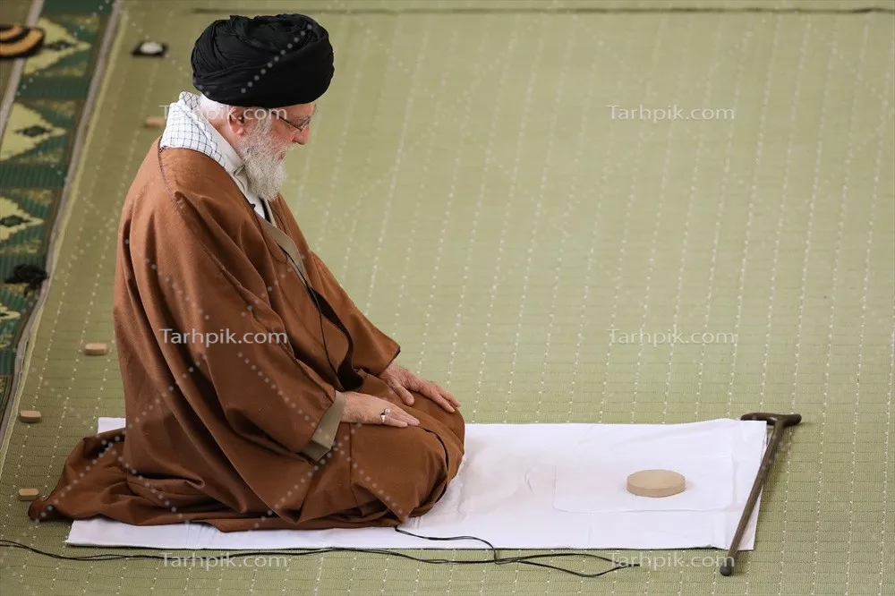 عکس پوستر نماز خواندن مقام معظم رهبری با طراحی زیبا