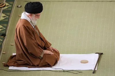 عکس پوستر نماز خواندن مقام معظم رهبری با طراحی زیبا